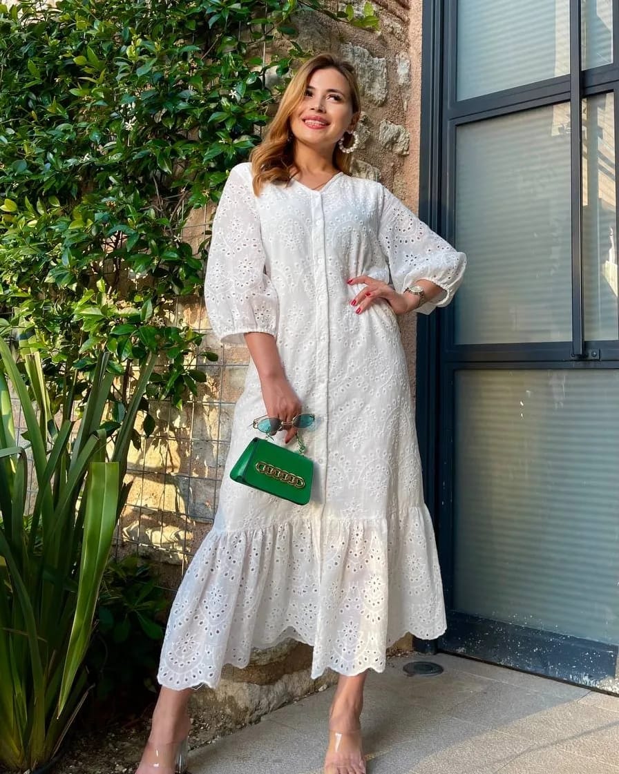 Robe blanche à broderie anglaise avec doublure