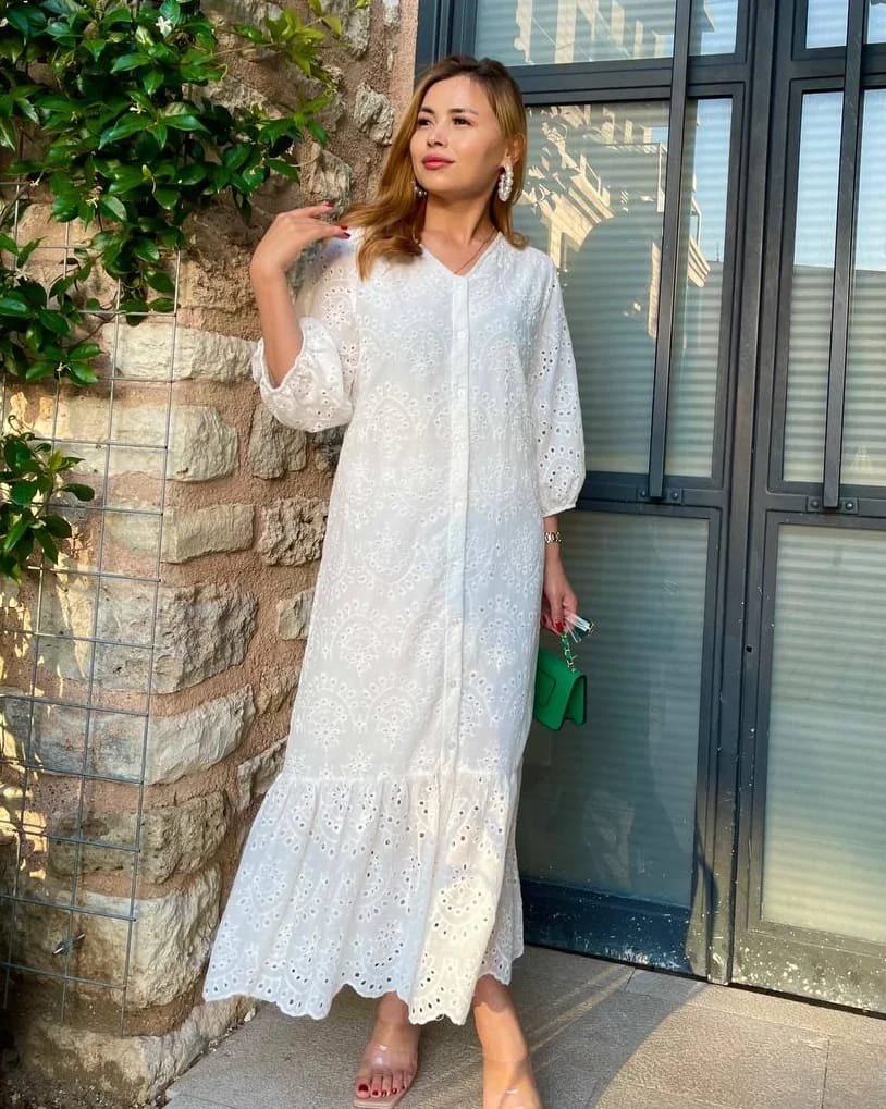 Robe blanche à broderie anglaise avec doublure