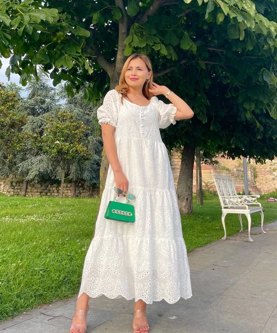 Robe blanche à broderie anglaise avec doublure