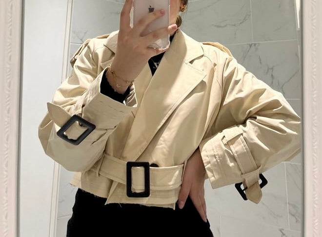 Trench court beige à ourlet ceinturé