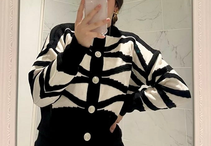 gilet noir et blanc avec boutons