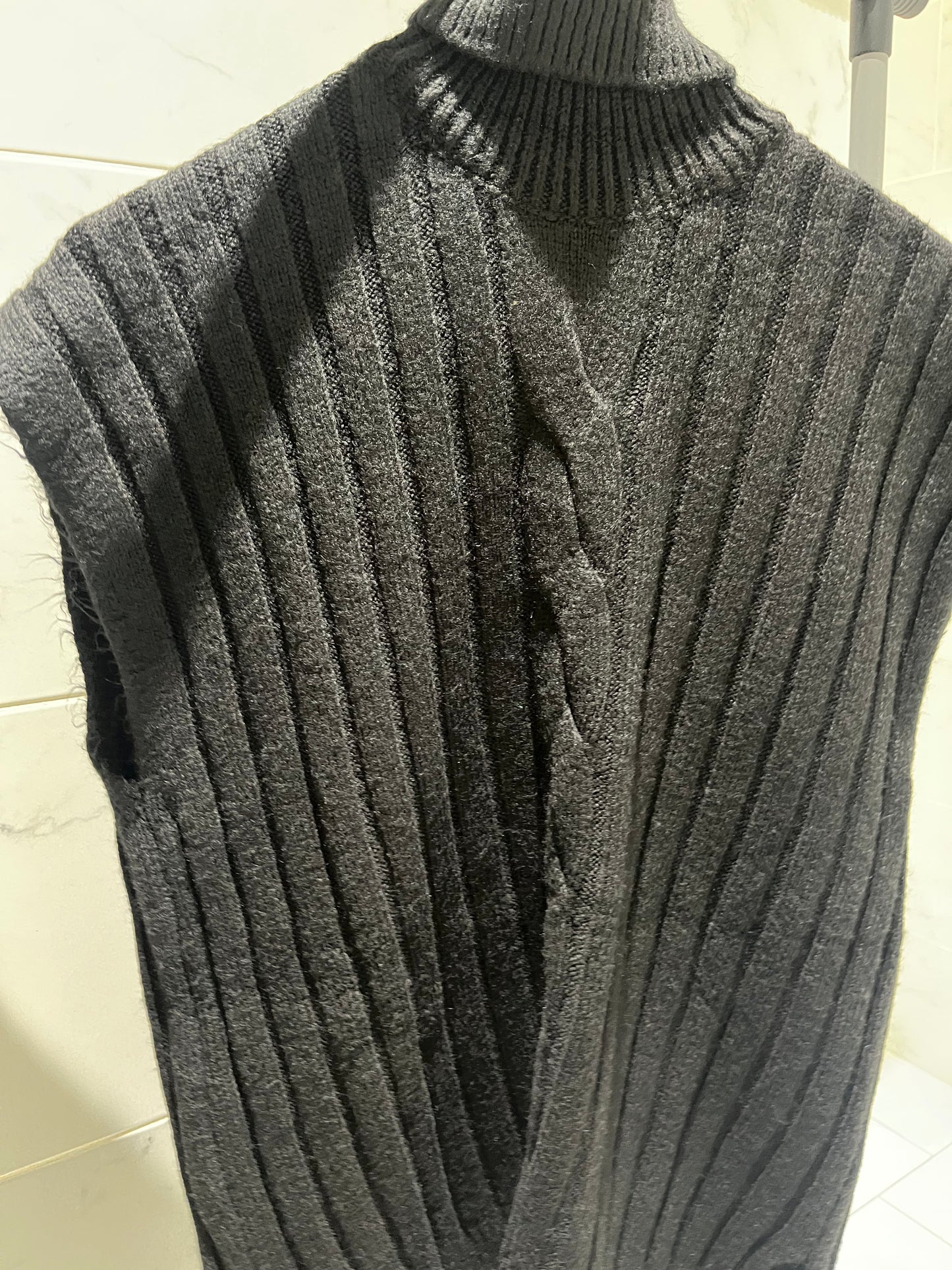 Pull sans manche col montant