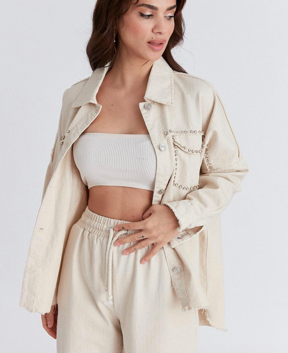Chemise beige ornée de strass
