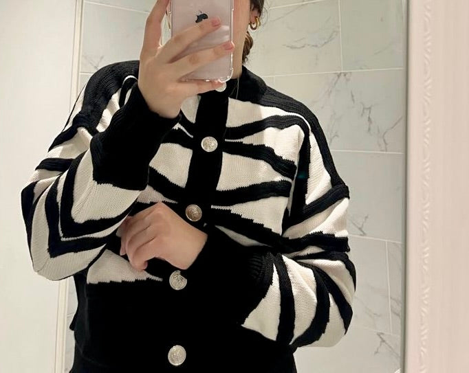 gilet noir et blanc avec boutons