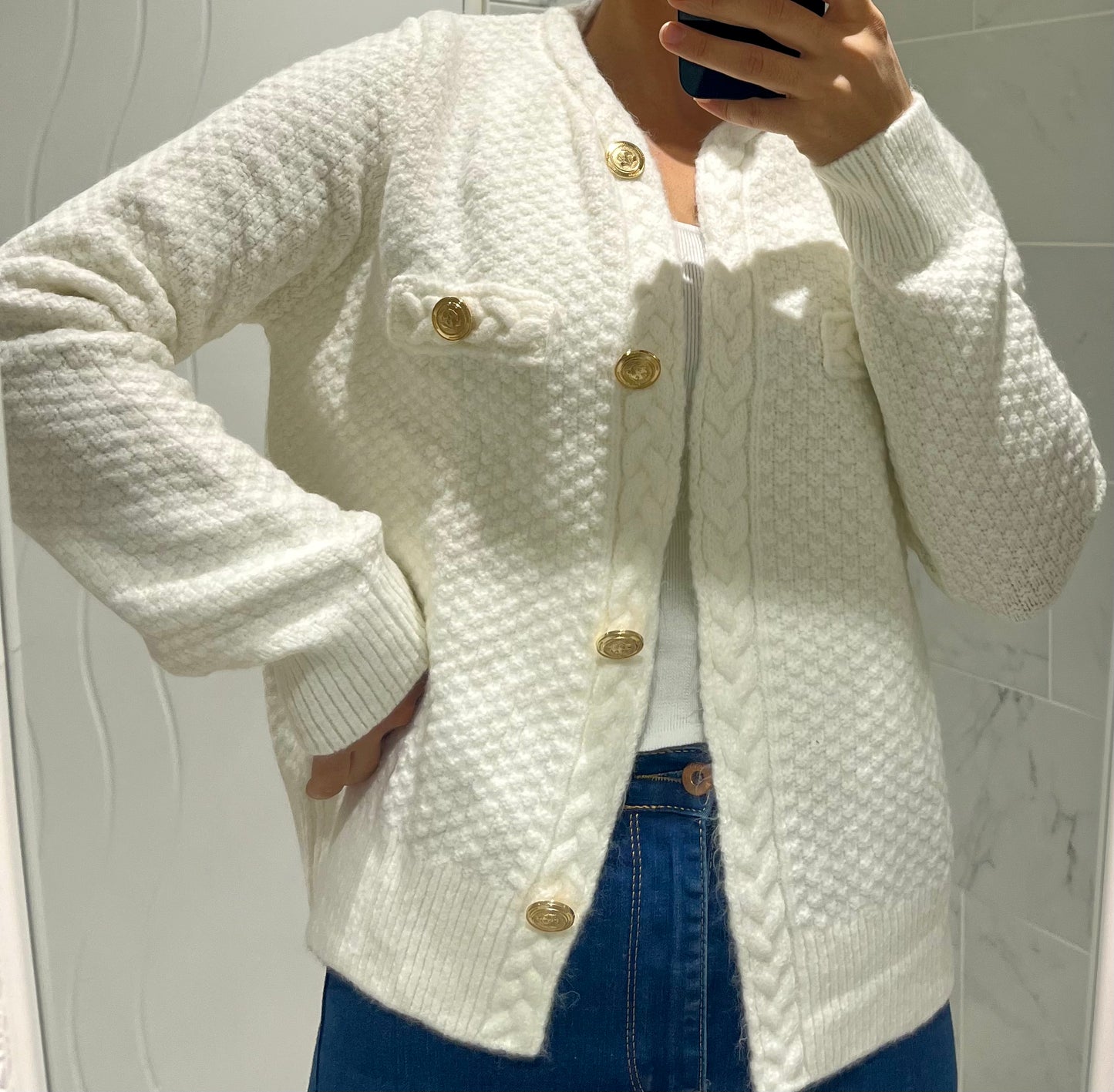 Gilet doux blanc à boutons dorés