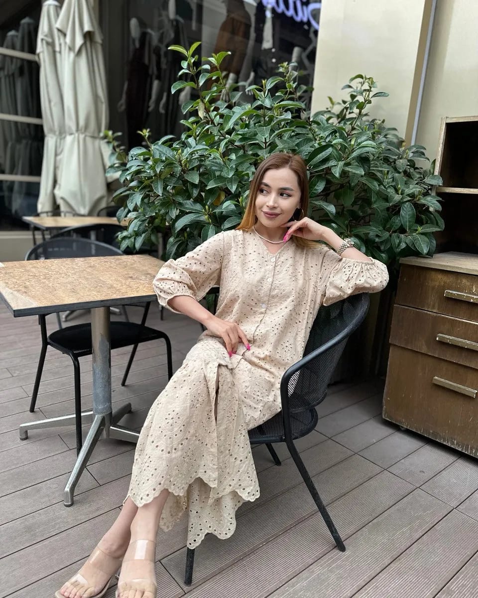Robe à broderie anglaise à boutons