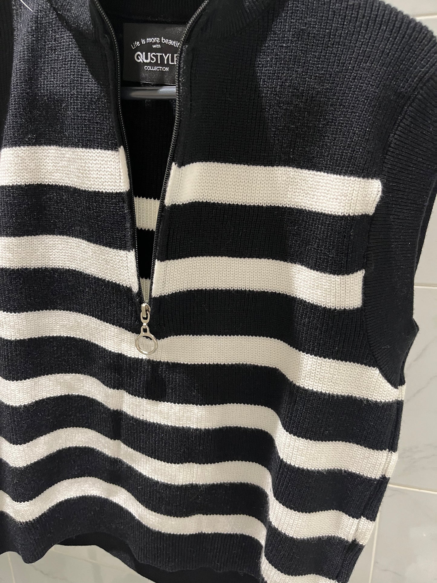 Pull zippé sans manches à rayures